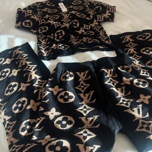 LV LOGO Black and Tan Small
